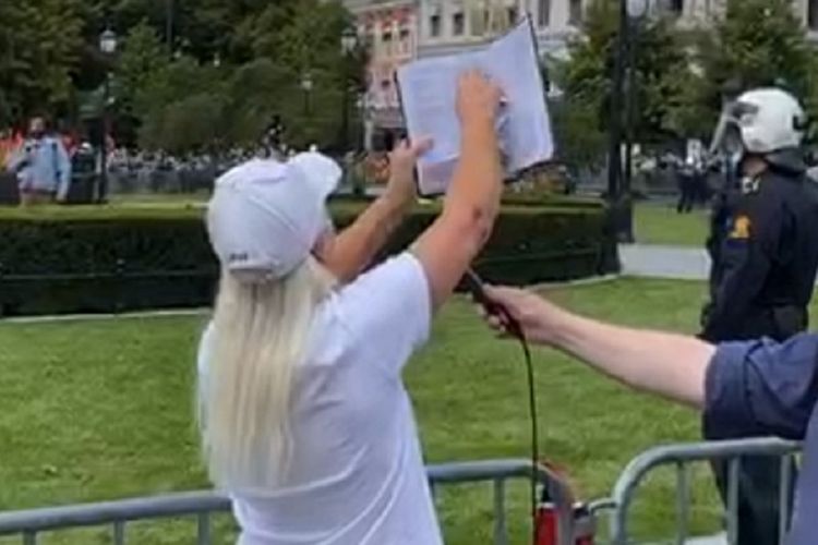 Seorang aktivis SIAN (kelompok anti-Islam) di Oslo, Norwegia merobek Al Quran.