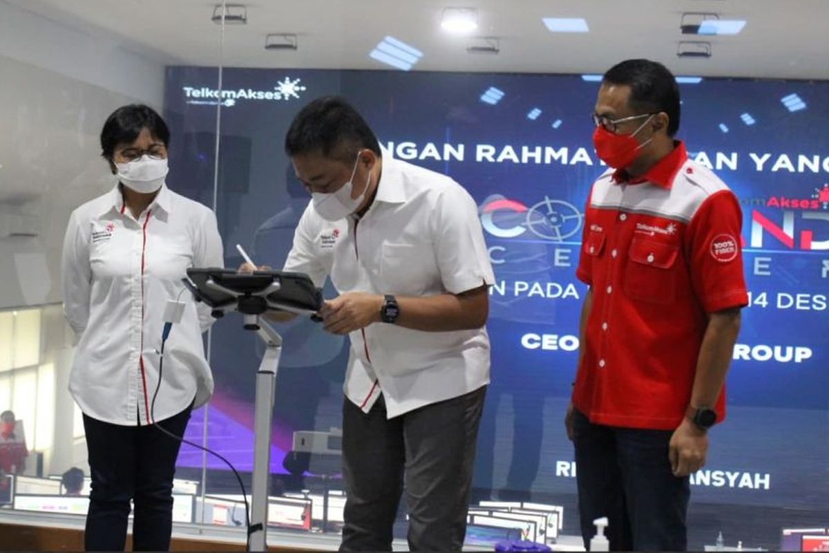 Direktur Utama Telkom Ririek Adriansyah (tengah) disaksikan Direktur Consumer Service Telkom FM Venusiana R (kiri) & Direktur Utama Telkom Akses Semly Saalino (kanan) meresmikan Telkom Akses Command Center di Legok, Banten beberapa waktu yang lalu.