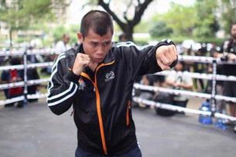 Juara dunia tinju versi WBA, Chris John, berlatih di kawasan Parkir Timur Senayan, Jakarta, Kamis (11/4/2013). Chris John akan menghadapi petinju Jepang, Satoshi Hosono, di Jakarta, Minggu (14/4/2013).