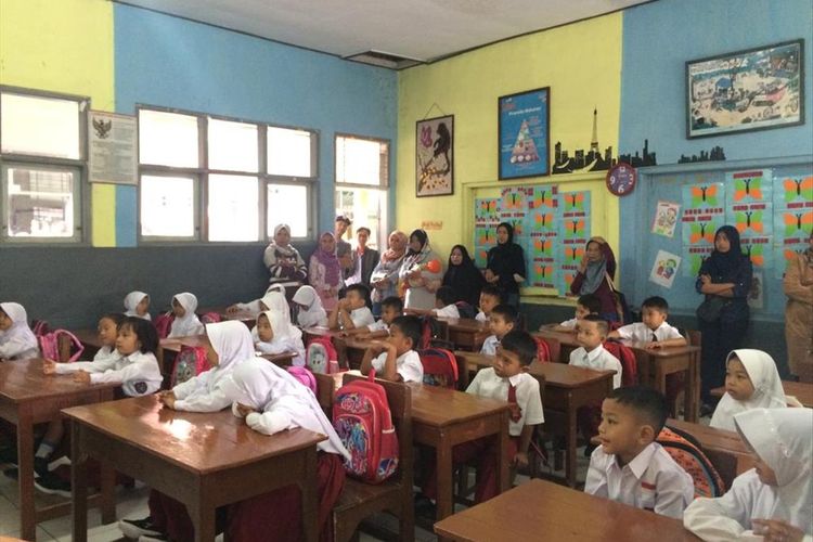 Para orang tua murid mengantarkan anaknya yang baru pertama masuk sekolah dasar di SDN Pengadilan, Kecamatan Tawang, Kota Tasikmalaya, Senin (15/7/2019).