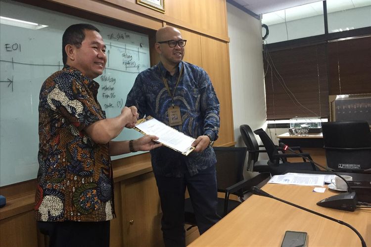 Direktur Perencanaan dan Pengembangan PT PP (Persero) Tbk, M Aprindy  menerima surat penetapan pemenang lelang pengusahaan Tol Semarang-Demak dari Kementerian PUPR yang diserahkan Kepala BPJT Danang Parikesit, Jumat (19/7/2019).