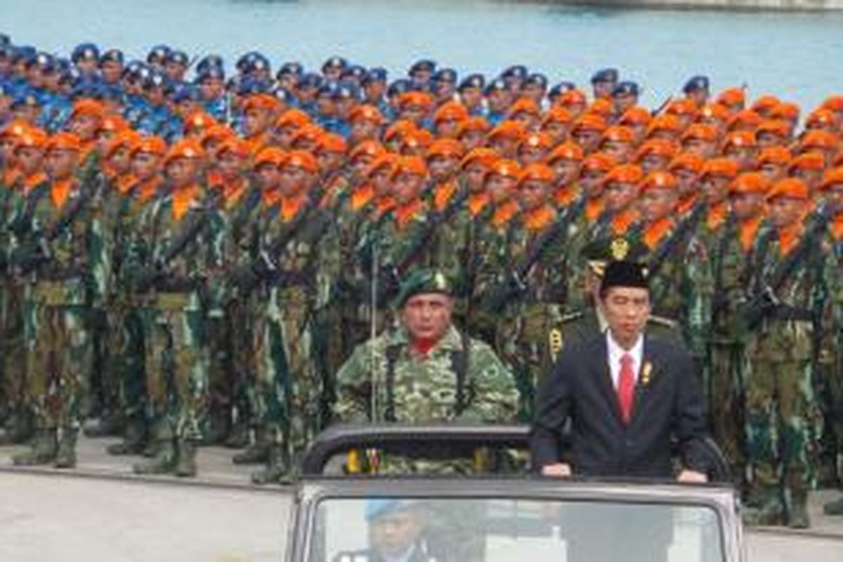 Presiden Joko Widodo memeriksa pasukan TNI dalam rangka puncak perayaan HUT ke-70 TNI di Cilegon, Banten, Senin (5/10/2015).