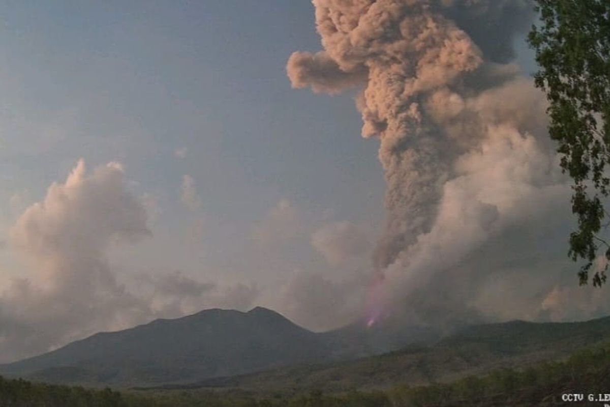 Gunung Lewotobi Laki-laki Meletus Lagi, Muntahkan Abu 9 Kilometer Disertai Lontaran Lava Pijar