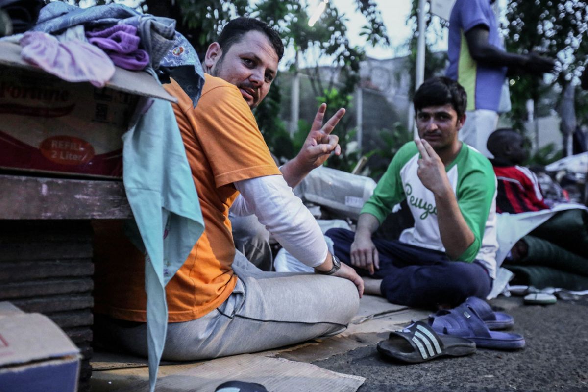 Puluhan warga Afghanistan dan Sudan menempati trotoar di depan Rumah Detensi Imigrasi, Kalideres, Jakarta Barat, Kamis (18/1/2018). Para warga negara asing (WNA) ini sudah menempati trotoar selama kurang lebih satu bulan.