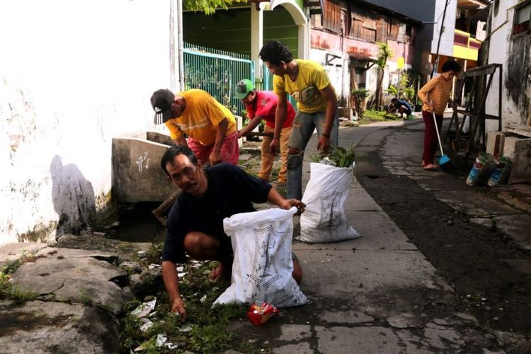 Program Surabaya Bergerak ajak masyarakat kerja bakti membersihkan lingkungan. 

