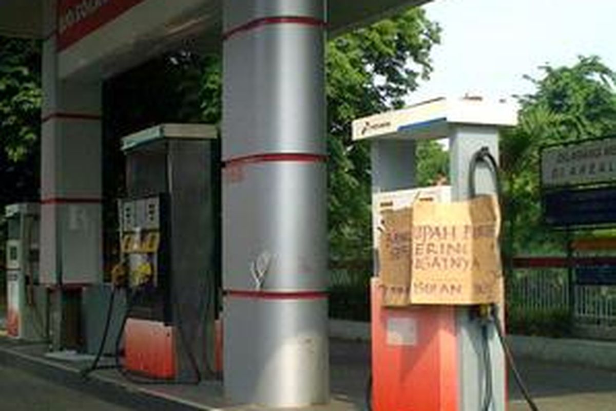 Stasiun Pengisian Bahan Bakar Umum (SPBU) yang berada di jalur hijau kini tidak lagi beroperasi. Hinnga akhir tahun, Pemerintah Provinsi DKI Jakarta akan melakukan penertiban 27 SPBU yang berada pada jalur hijau untuk mengembalikan ruang terbuka hijau.  