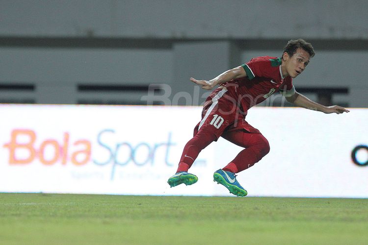 Aksi Egy Maulana Vikri pada pertandingan persahabatan antara timnas U-19 Indonesia dan Thailand di Stadion Wibawa Mukti, Minggu (8/10/2017).