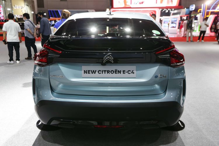 Mobil sport utility vehicle (SUV) listrik Citroen e-C4 dipamerkan di ajang Indonesia International Motor Show (IIMS) 2023 di JIExpo, Kemayoran, Jakarta Pusat, Kamis (16/2/2023). Tenaga Citroen e-C4 bersumber dari baterai lithium-ion berkapasitas 50 kWh bertegangan 400 volt, dapat melaju hingga 350 kilometer dalam kondisi baterai penuh.