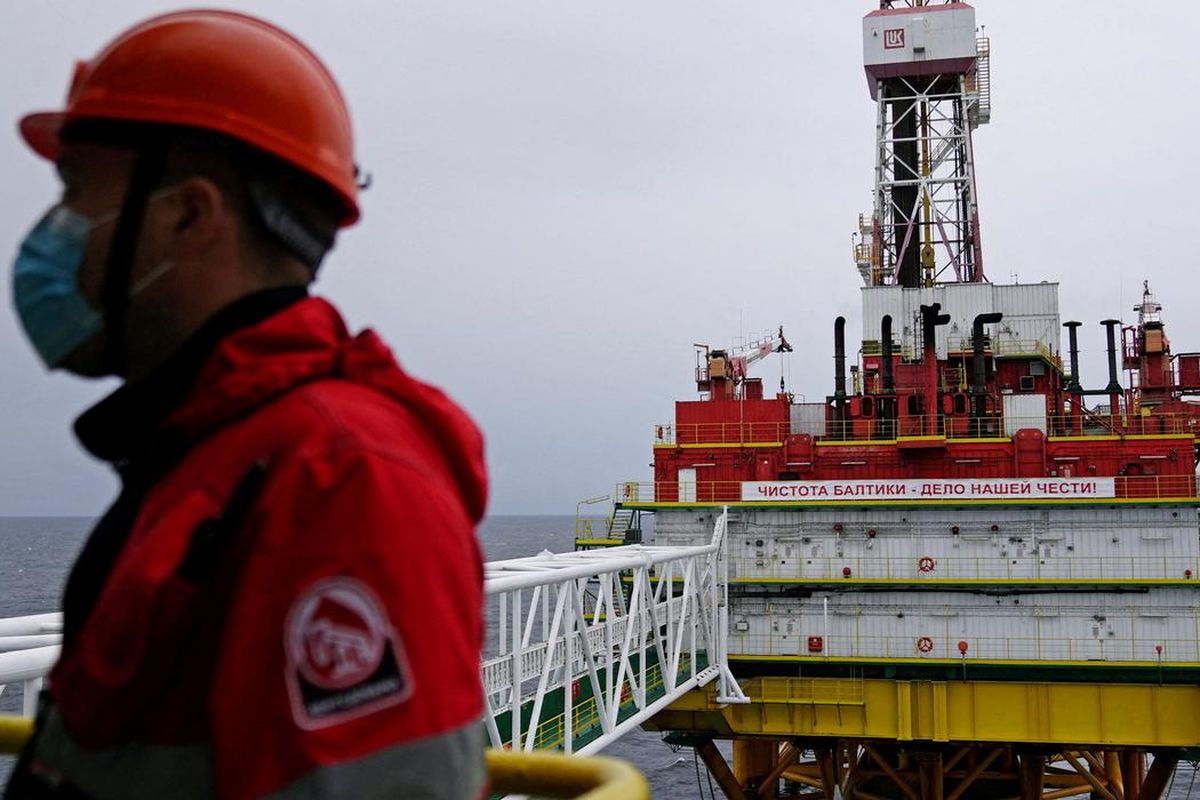 Anjungan pengeboran minyak Rusia di Laut Baltik.