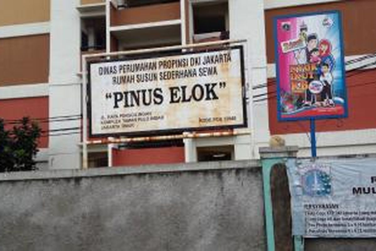Sebanyak 44 rumah di Rusunawa Pinus Elok, Cakung, Jakarta Timur disegel pada Senin (24/3/2014). Hingga hari ini (Selasa, 11/3/2914), penghuni rumah yang disegel masih mendiami rumah tersebut.