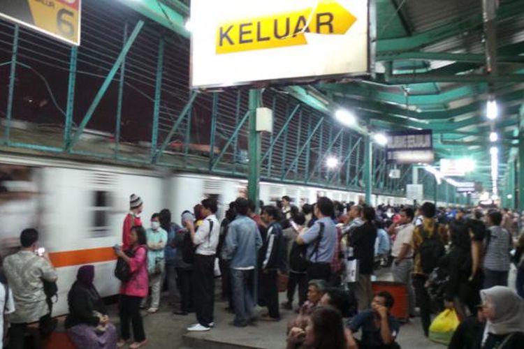Ilustrasi: sekitar seratus penumpang kereta api menumpuk di Stasiun Manggarai pada Jumat (12/4/2013) malam. Pembatalan jadwal keberangkatan yang diberitahukanmendadak menjadi penyebabnya.