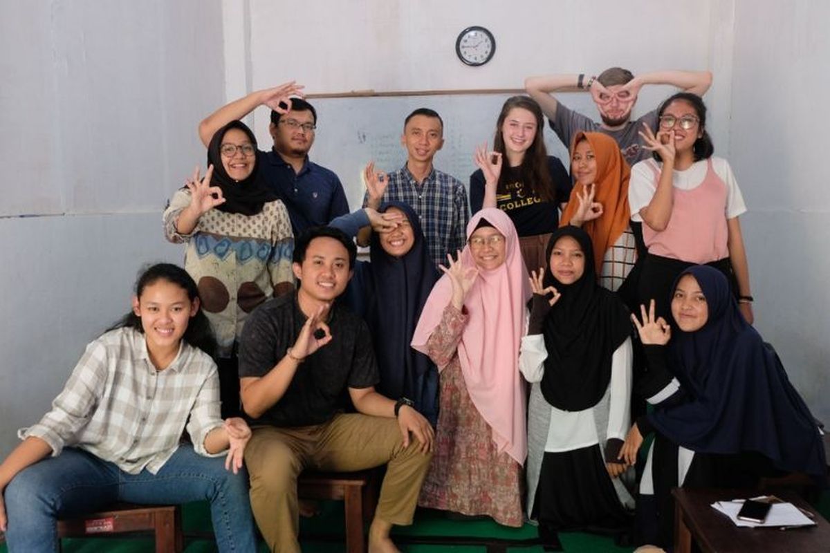 Siswa dan pengajar kursus bahasa Inggris di Titik Nol English