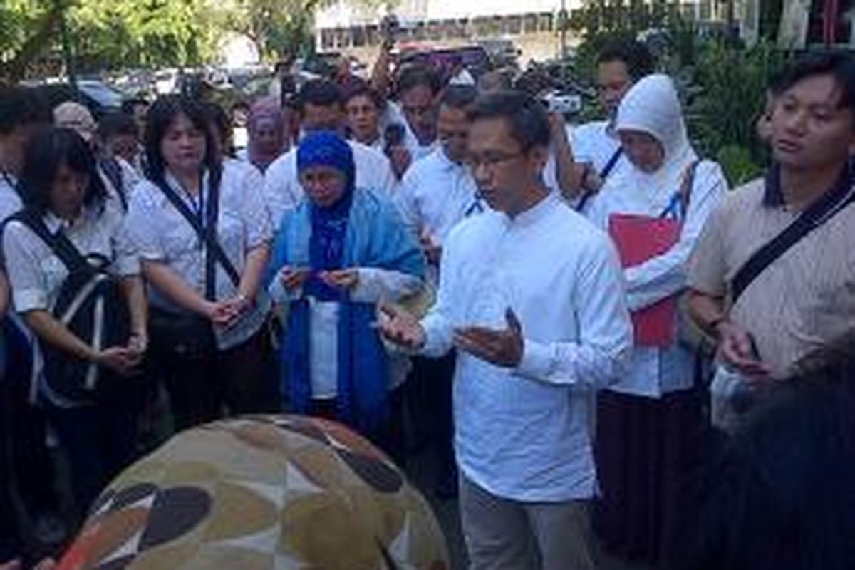 Karyawan Jakarta International School (JIS) berdoa bersama di depan Unit Pelayanan Perempuan dan Anak Polda Metro Jaya, Senin (14/7/2014), guna memberikan dukungan terhadap dua orang guru tersangka pencabulan siswa TK, Neil Batleman dan Ferdinan Tjiong.