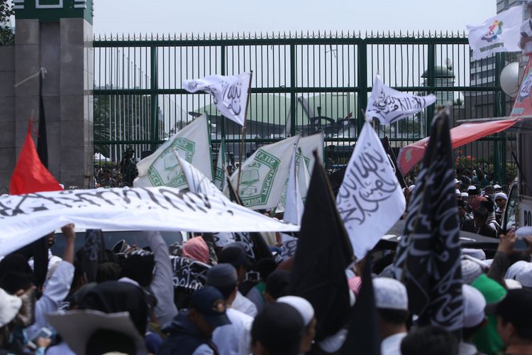 Massa aksi 299 melakukan aksi demonstrasi di depan Gedung MPR DPR Republik Indonesia, Jakarta, Jumat (29/09/2017). Massa menolak perpu  ormas dan melawan kebangkitan PKI  kepada pemerintah Indonesia. 