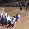 Usai Video Anak SD Menyeberang Sungai Viral, Pemprov Banten Janjikan Perbaikan Jembatan Rusak