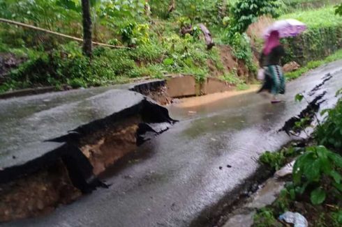 Bencana di Akhir Tahun, Jalan Amblas hingga Tiga Rumah Roboh Kena Angin Puting Beliung