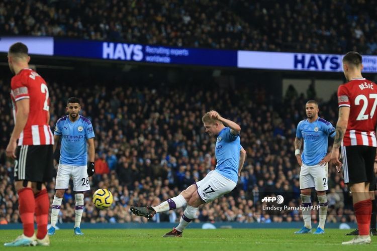 Gelandang Manchester City, Kevin De Bruyne, melepas tembakan yang menjebol gawang Sheffield United pada laga Liga Inggris, Senin (30/12/2019) dini hari WIB.