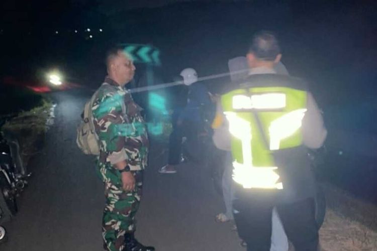 Seorang warga mengaku jadi korban perampasan motor dan HP di area persawahan Pedukuhan Tempel, Kalurahan Pendoworejo, Kecamatan Girimulyo, Kabupaten Kulon Progo, Daerah Istimewa Yogyakarta. Pelaku dan cirinya tidak dikenali. Polisi segera mengolah TKP.