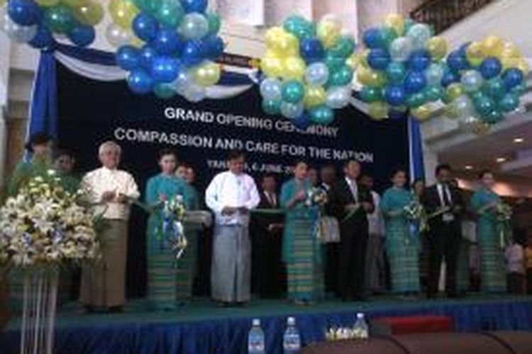 CEO Lippo Group James Riyadi (keempat dari kanan) bersama CEO FMI Group Myanmar Serge Pun (kedua dari kiri) beserta sejumlah pejabat pemerintah Myanmar dan Indonesia melepas balon sebagai tanda beroperasinya RS Pun Hlaing Siloam Hospital, Sabtu (6/6/2015).