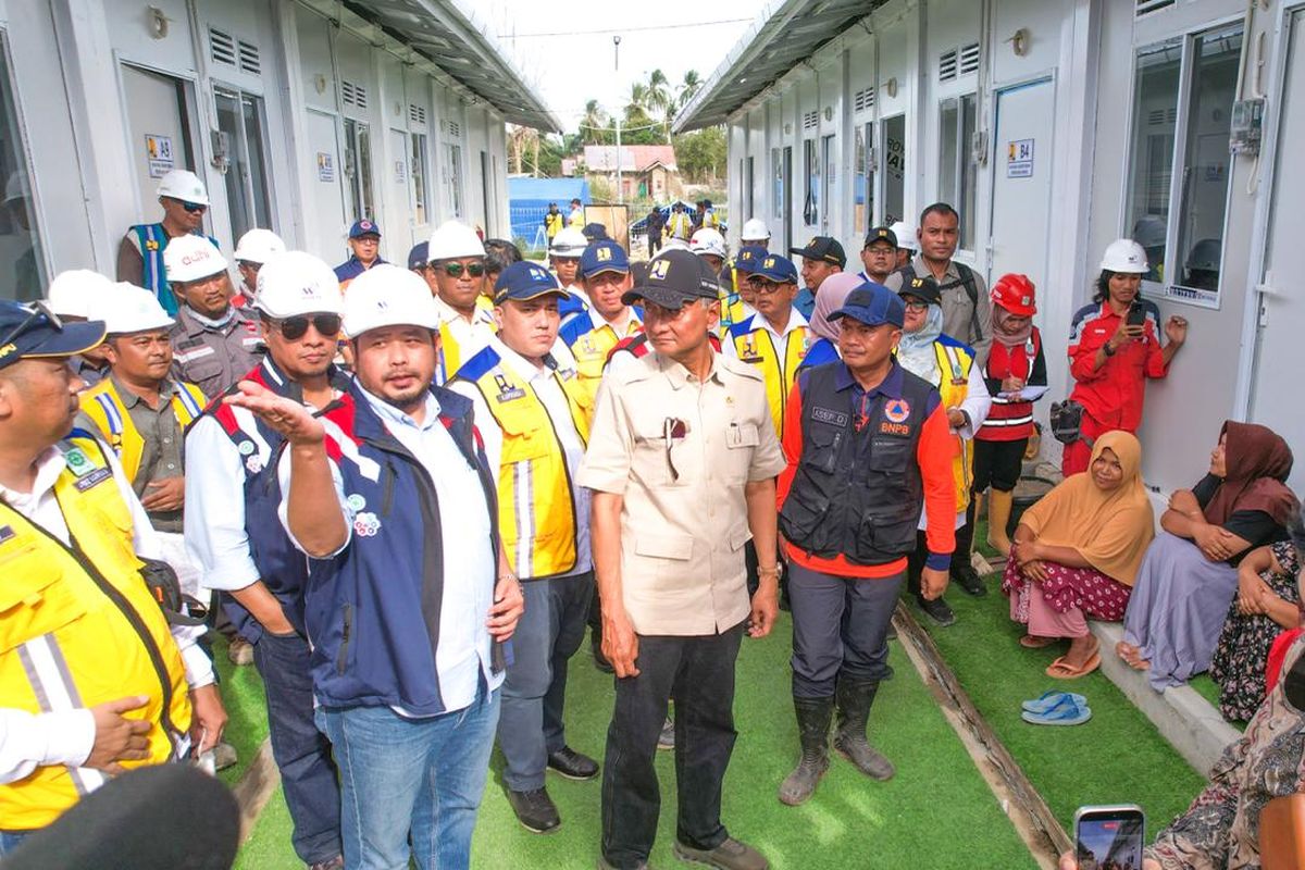 Direktur Operasi II Waskita Karya Paulus Budi Kartiko saat mendampingi Menteri PU Dody Hanggodo meninjau huntara di Aceh Utara.