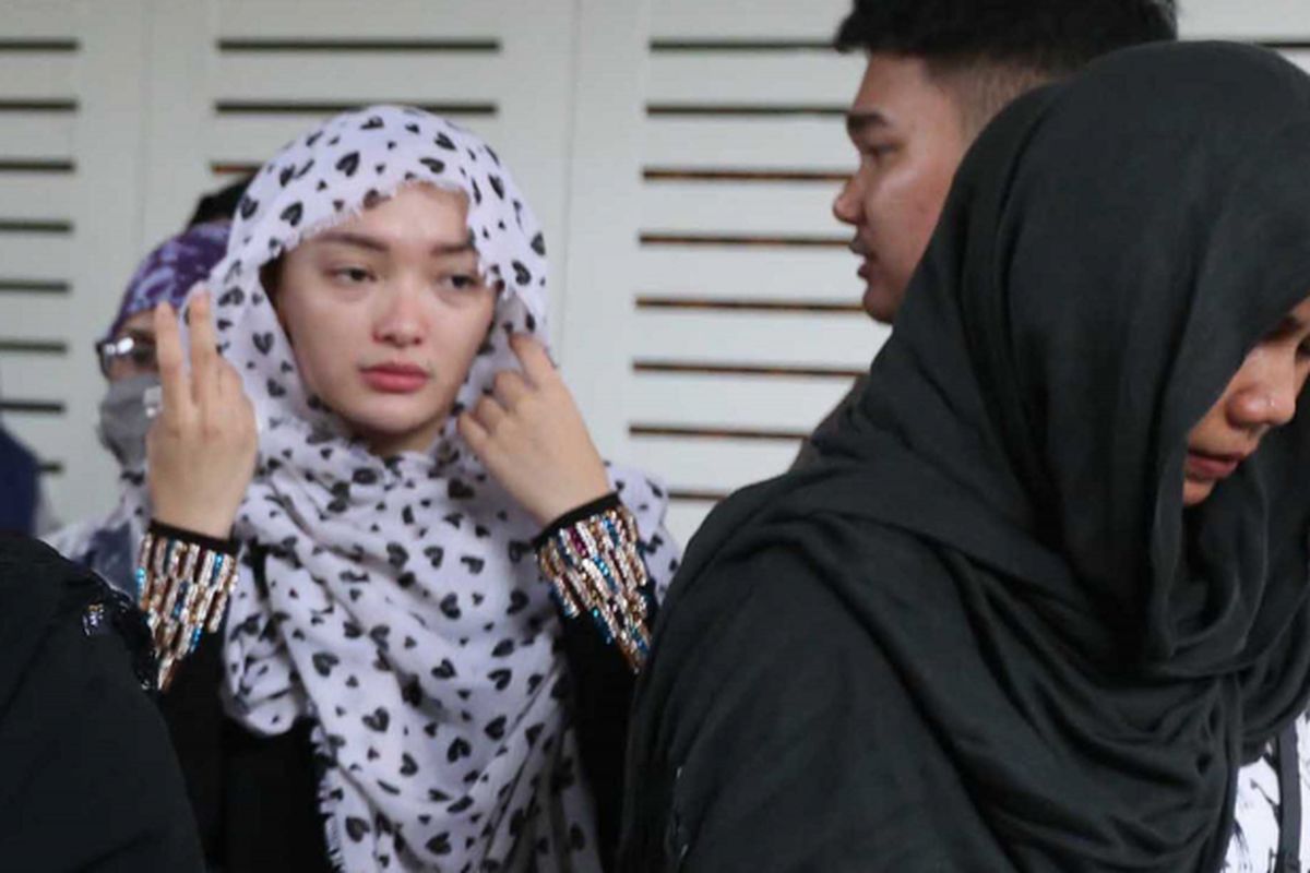 Ayu Ting Ting (kerudung hitam kiri) dan Zaskia Gotik (Kerudung putih kanan) saat melayat di rumah duka Julia Perez(Jupe) di Raffles Hills Cibubur, Jakarta Timur, Sabtu (10/6/2017). Jupe mengembuskan napas terakhir pukul 11.12 WIB karena kanker serviks stadium empat.