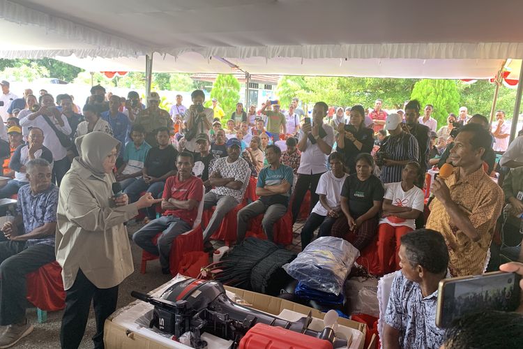 Menteri Sosial Tri Rismaharini menyerahkan sejumlah bantuan pemberdayaan sosial untuk berbagai bidang kepada warga di Kabupaten Kepulauan Tanimbar, Provinsi Maluku, Rabu (26/6/2024).