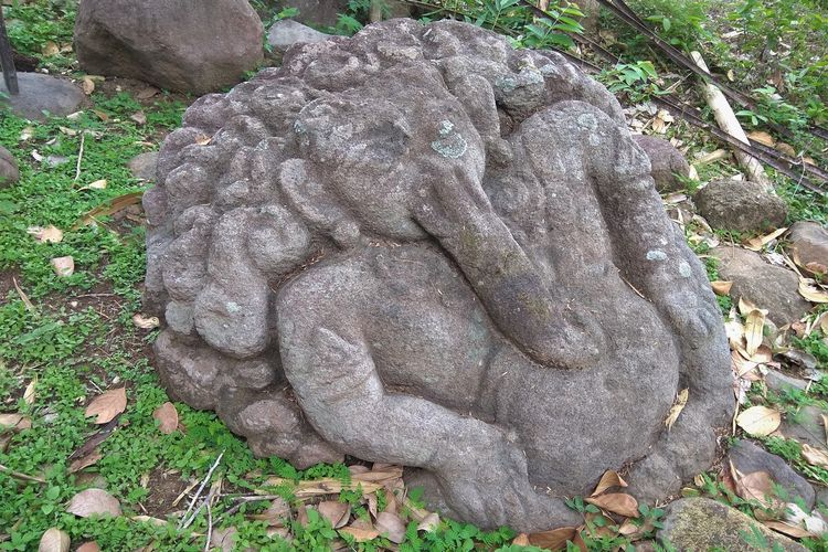 Arca Ganesha Gimbal, salah satu arca langka yang terdapat di Kabupaten Magetan. Arca tersebut sudah roboh ke belakang dan rawan mengalami kerusakan karena tidak terawat.