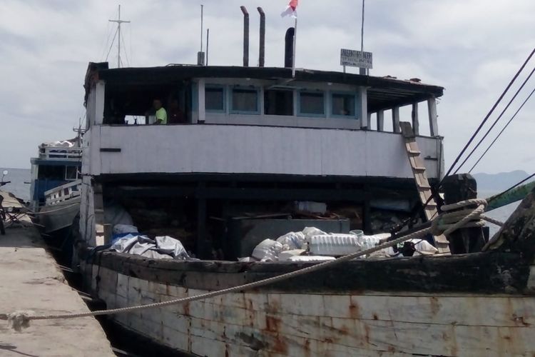 Foto : Kapal KLM Surya Jaya dan KLM Nusantara Indah masih bersandar di pelabuhan Lorens Say, Maumere, Flores, Selasa (12/3/2019