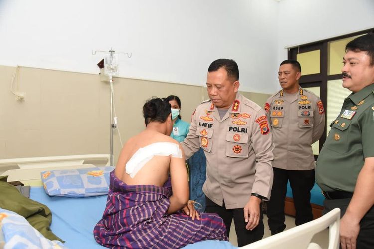 Kapolda Maluku Irjen Pol Lotharia Latif menjengukuk Anggota Kodam XVI Pattimura korban pembacokan orang tidak dikenal di Rumah Sakit Tentara (RST) dr Latumeten Ambon, Rabu (1/3/2023)