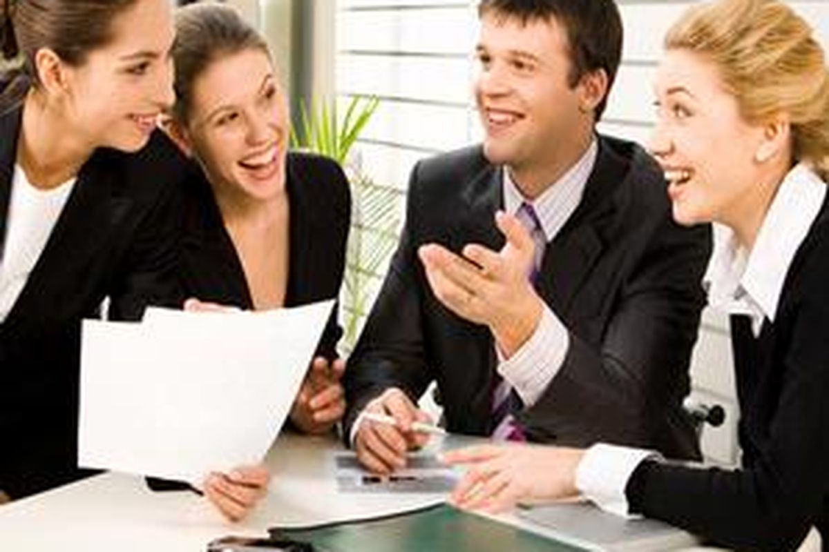 Membuat suasana kerja serius tapi santai akan membantu Anda membaur dengan senior dan atasan. 