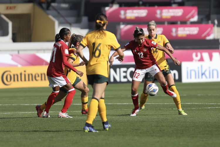 Aksi penyerang timnas wanita Indonesia, Zahra Muzdalifah, saat melawan Australia pada laga Piala Asia Wanita 2022, Jumat (21/1/2022) malam WIB.