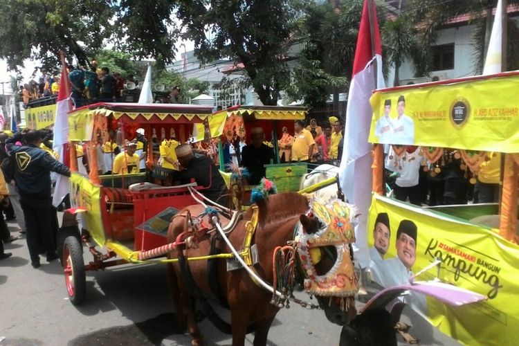 Pasukan berkuda mengawal dan mengantar pasangan calon Gubernur dan Wakil Gubernur Sulsel, Nurdin Halid-Azis Qahhar Mudzakkar (NH-Azis) mendaftar ke kantor KPU Sulsel Jl AP Pettarani, Senin (8/1/2018).