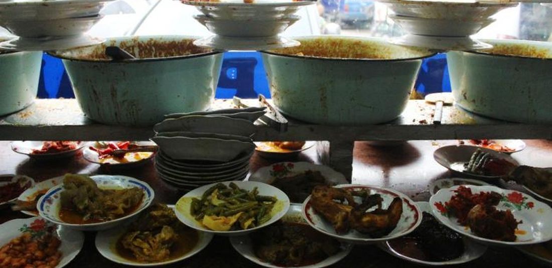 Aneka hidangan di RM Padang Surya, Bendungan Hilir, Jakarta.