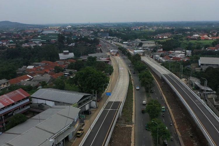 Jalan Tol BORR dengan panorama gunung salak 