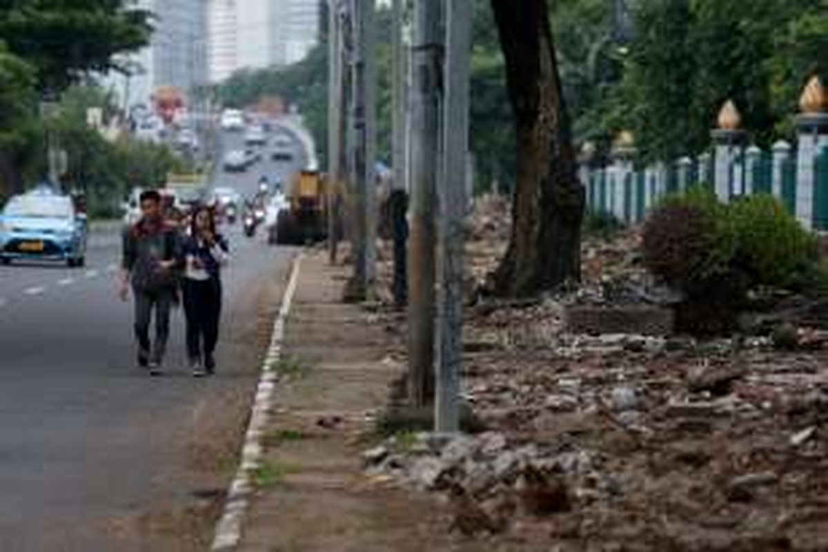 Trotoar sepanjang Jalan Gerbang Pemuda, Jakarta Pusat, setelah ditertibkan dari tempat usaha tanaman hias, Selasa (7/6/2016). Pengembalian fungsi trotoar sebagai jalur pedestrian (pejalan kaki) tersebut menjadi bagian dari persiapan menyambut Asian Games 2018 yang akan diadakan di Jakarta dan Palembang.