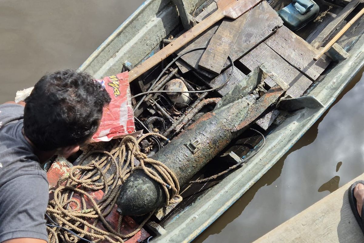Penampakan bom diduga peninggalan perang dunia ke II di Sungai Silau, Kota Tanjung Balai, Sumatera Utara, Rabu (1/1/2025)
