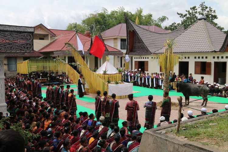 Para penganut kepercayaan Ugamo Malim sedang melaksanakan ritual Sipaha Lima