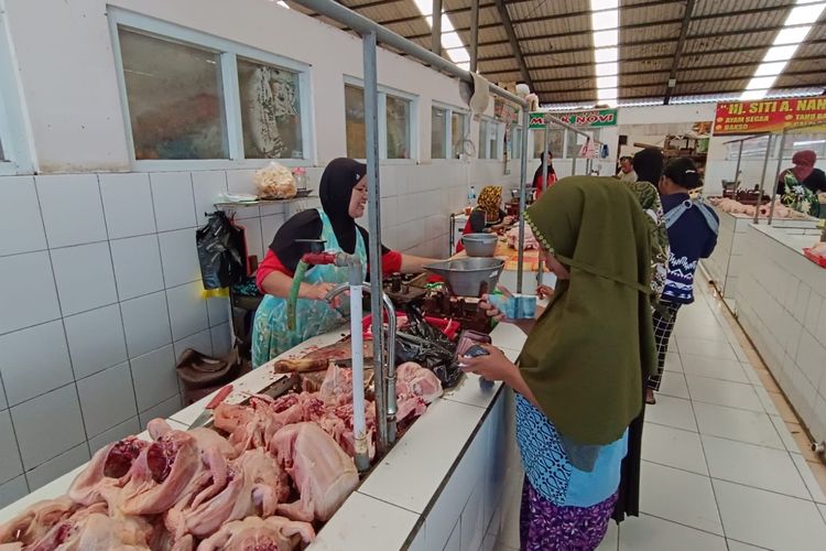 Harga daging ayam di Pasar Suruh Kabupaten Semarang masih terhitung tinggi, mencapai Rp 37.000 hingga Rp 39.000 per kilogram