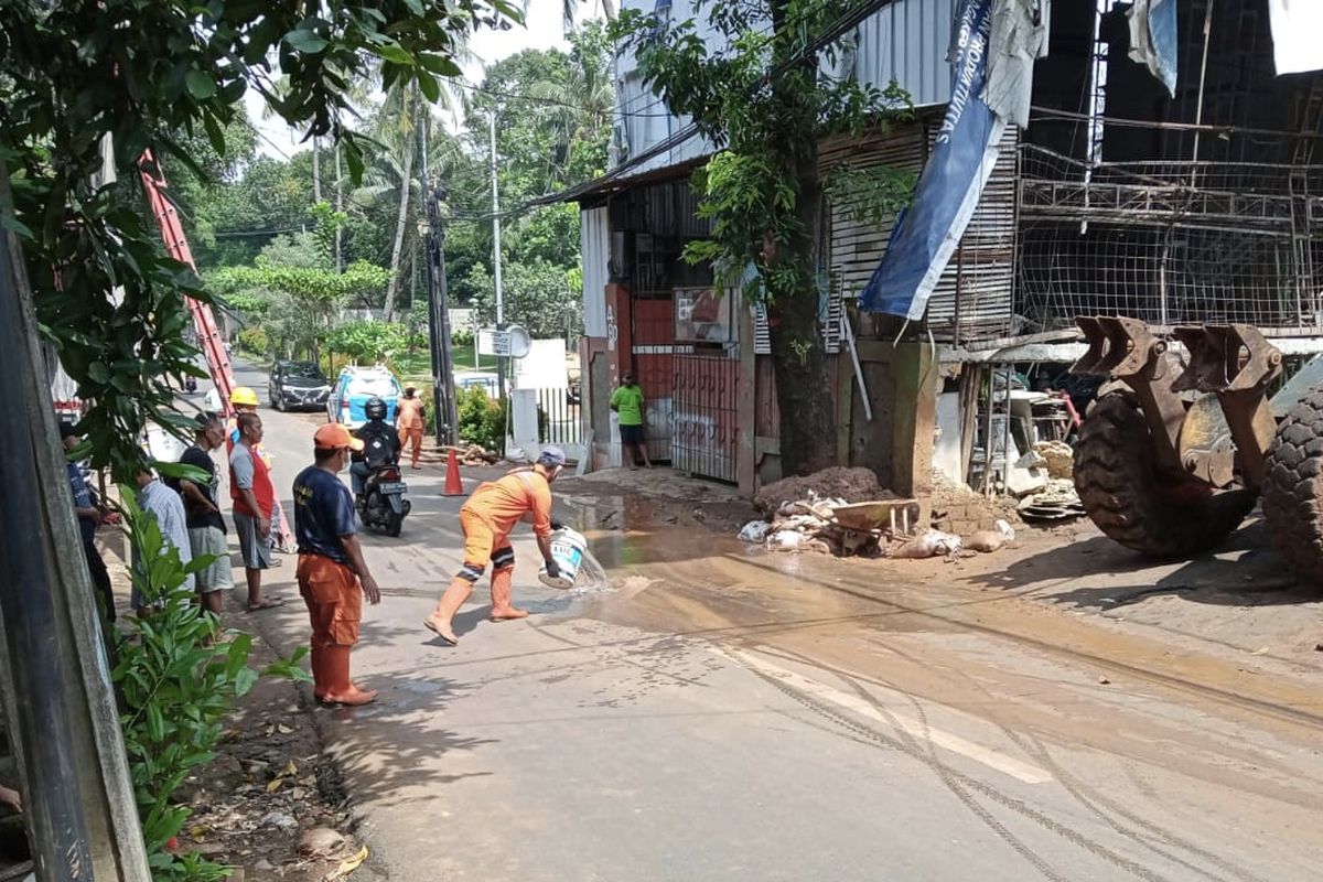 Petugas membersihkan sisa-sisa lumpur pasca turap longsor Perumahan Silah Hills di Jalan Warung Silah, Ciganjur, Jagakarsa, Jakarta Selatan pada Jumat (12/3/2021).