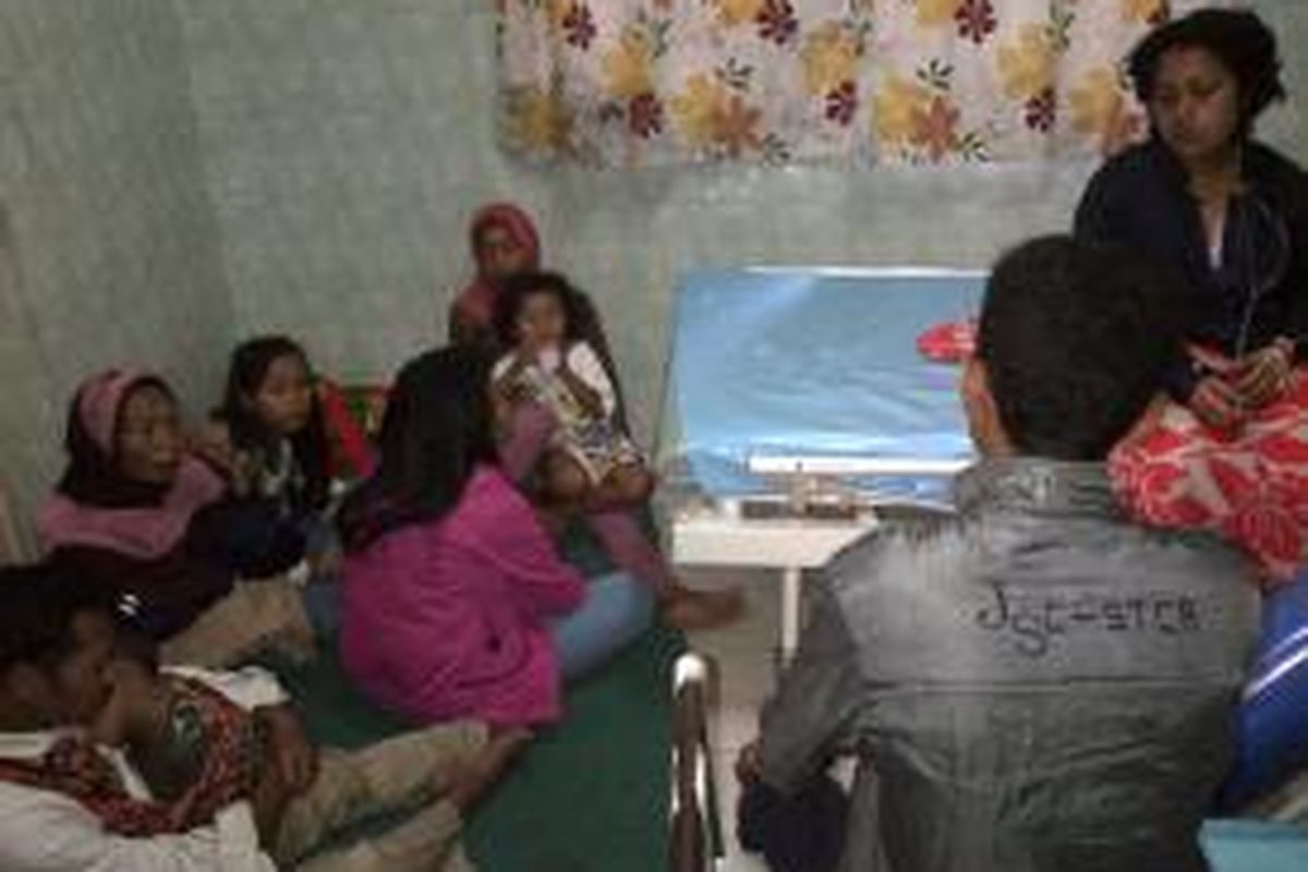Fatimah (kanan) terKulai lemas di salah satu bangsal di Puskesmas Karangkobar. Dia ditemkan selamat meskipun sebagian tubuhnya tertimbun lumpur sedalam 1 meter. 