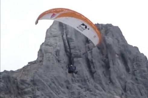 Rekor Baru, Dua Pilot Paralayang asal Afrika Selatan Terbang dari Gunung Carstensz Papua