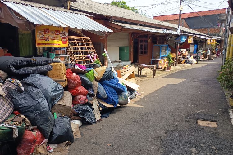 Banjir 1,5 Meter di Ciracas Sisakan Tumpukan Sampah di Jalan Tanjung