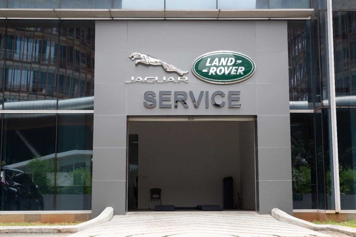 Jaguar Land Rover Indonesia membuka dealer dan service center resmi sementara di Metropolitan Tower, Jakarta Selatan, pada Kamis (21/10/2021).
