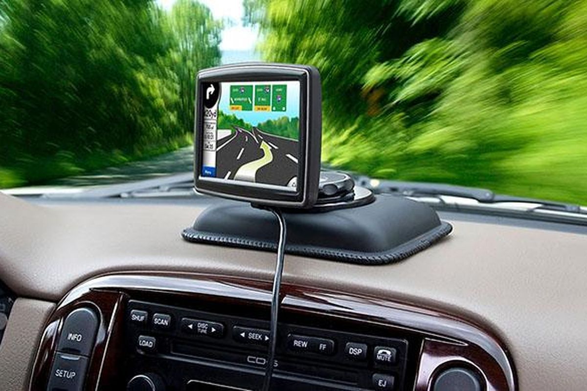 Ilustrasi penggunaan GPS pada mobil.