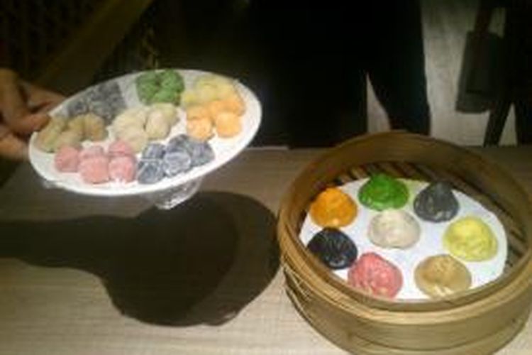 Xiao Long Bao, salah satu hidangan andalan di Paradise Dynasty. Disajikan dalam delapan warna berbeda. Masing-masing warna mewakili isinya.