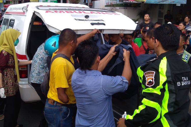 Korban kecelakaan beruntun di Jalan Jenderal Soedirman Purwokerto, Jawa Tengah, Selasa (25/6/2019) dievakuasi menggunakan ambulans.