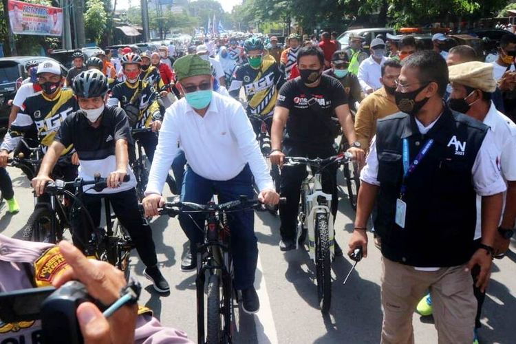 Akhyar Nasution dan Salman Al Farisi naik sepeda mendatangi KPU Kota Medan untuk mendaftarkan diri sebagai Bapaslon wali kota dan wakil wali kota Medan, Sabtu (5/9/2020)
