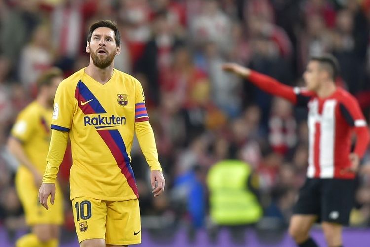 Penyerang Barcelona Lionel Messi (kiri) berjalan saat tampil dalam pertandingan  Copa del Rey antara Athletic Bilbao vs Barcelona pada 6 Februari 2020. 