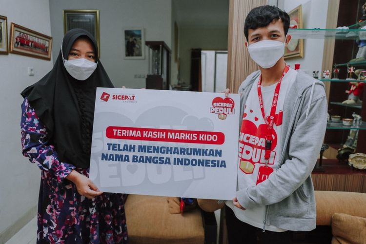 Melalui program CSR SiCepat Peduli, perusahaan logistik SiCepat Ekspres memberikan bantuan program santunan dan beasiswa senilai Rp 150 juta untuk keluarga almarhum pebulu tangkis nasional Indonesia Markis Kido.

Richa Sari, istri mendiang Markis Kido menerima bantuan tersebut di kediaman keluarga di kawasan Jakarta Barat, Senin (28/6/2021). 

Almarhum Markis Kido meninggalkan seorang istri dan dua anak perempuan berusia TK dan SD.