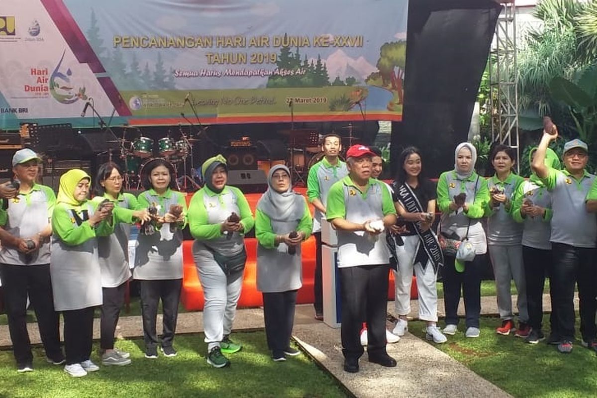 Pelepasan burung sebagai bagian dari peringatan Hari Air Dunia XXVII Tahun 2019 di halaman kantor Kementerian PUPR, Jakarta, Jumat (22/3/2019).